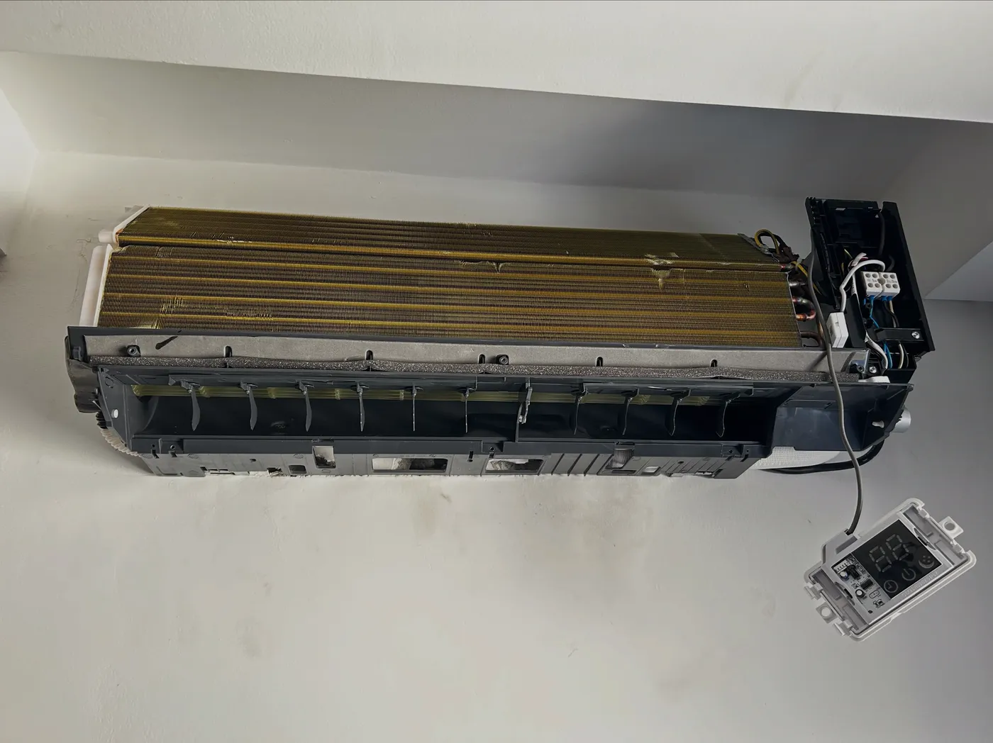 Split aberto durante a higienização feita pela AM Tech
